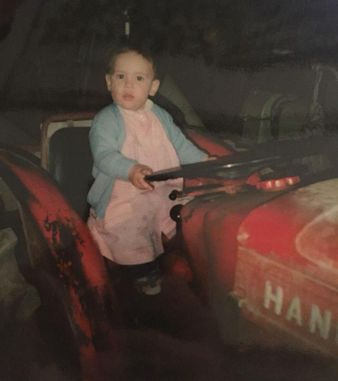 niño en tractor